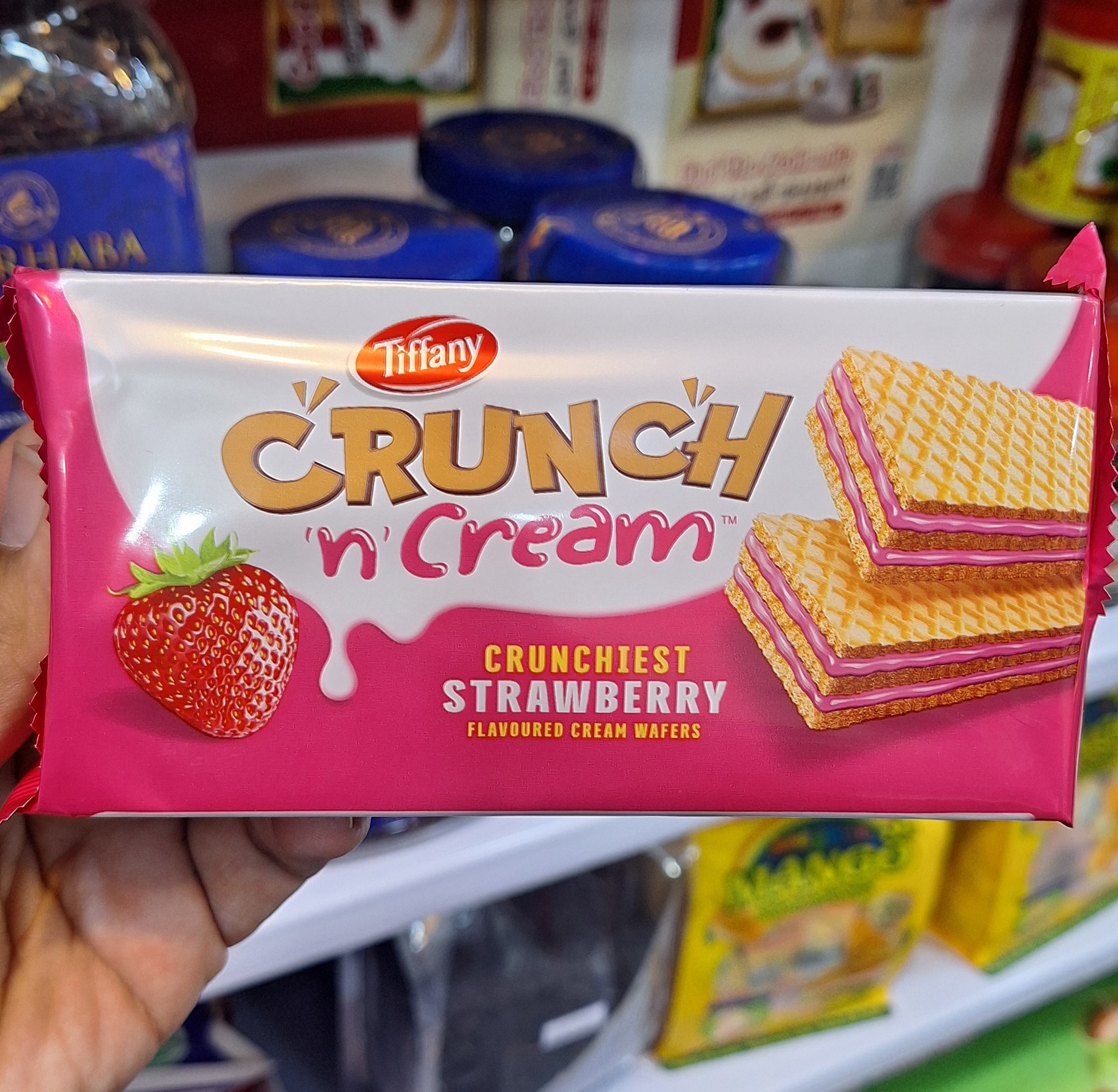 ویفر تیفانی کرانچ طعم توت فرنگی ۶۵ گرمی